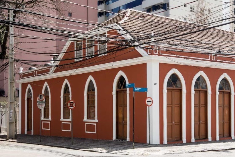Casarão, em Curitiba. Foto do lugar no Keenz